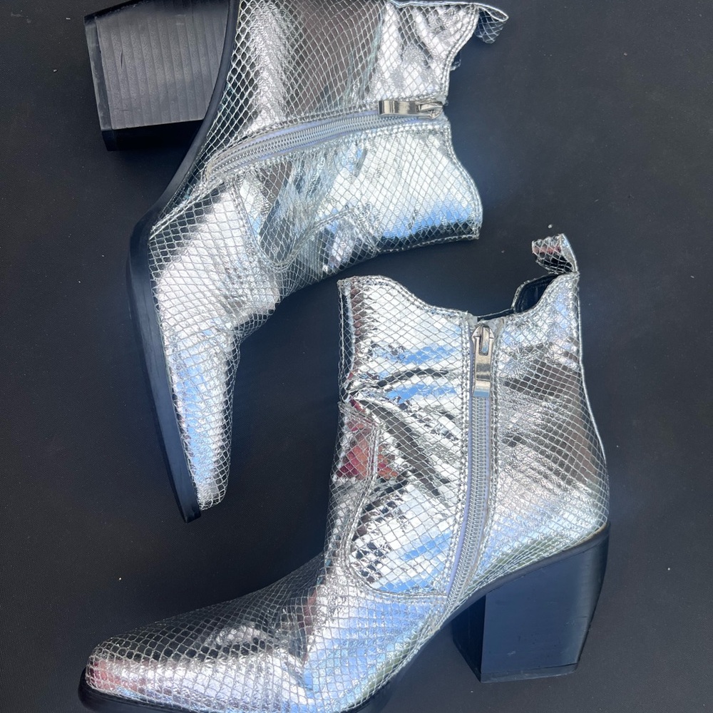 7.5 Shu Shop Metallic silver Bootie boot